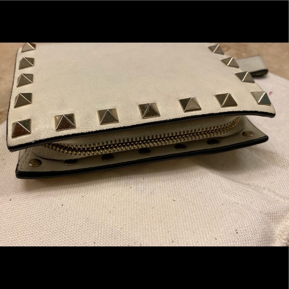 Auth Valentino Garavani Rockstud Compact Wallet - Picture 9 of 11